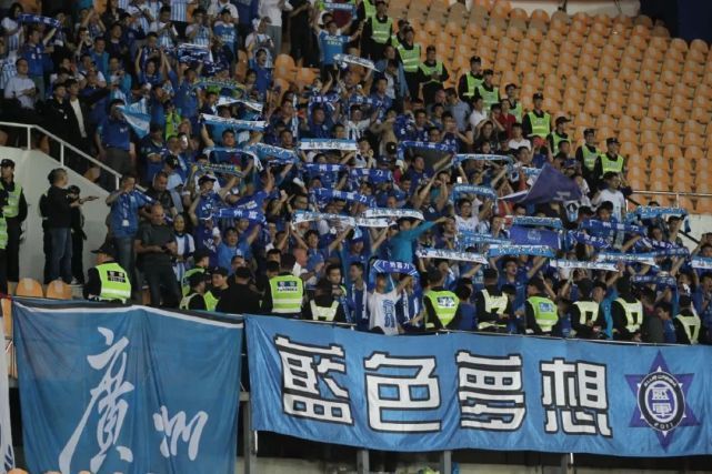 法国媒体TeamFootball报道，多支法国和德国球队有意引进兰斯的30岁进攻型中场伊东纯也。